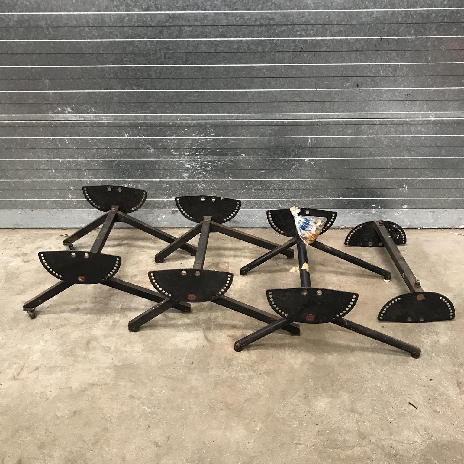 Parts for divers P40 Chairs by Osvaldo Borsani for Tecno - Image 2