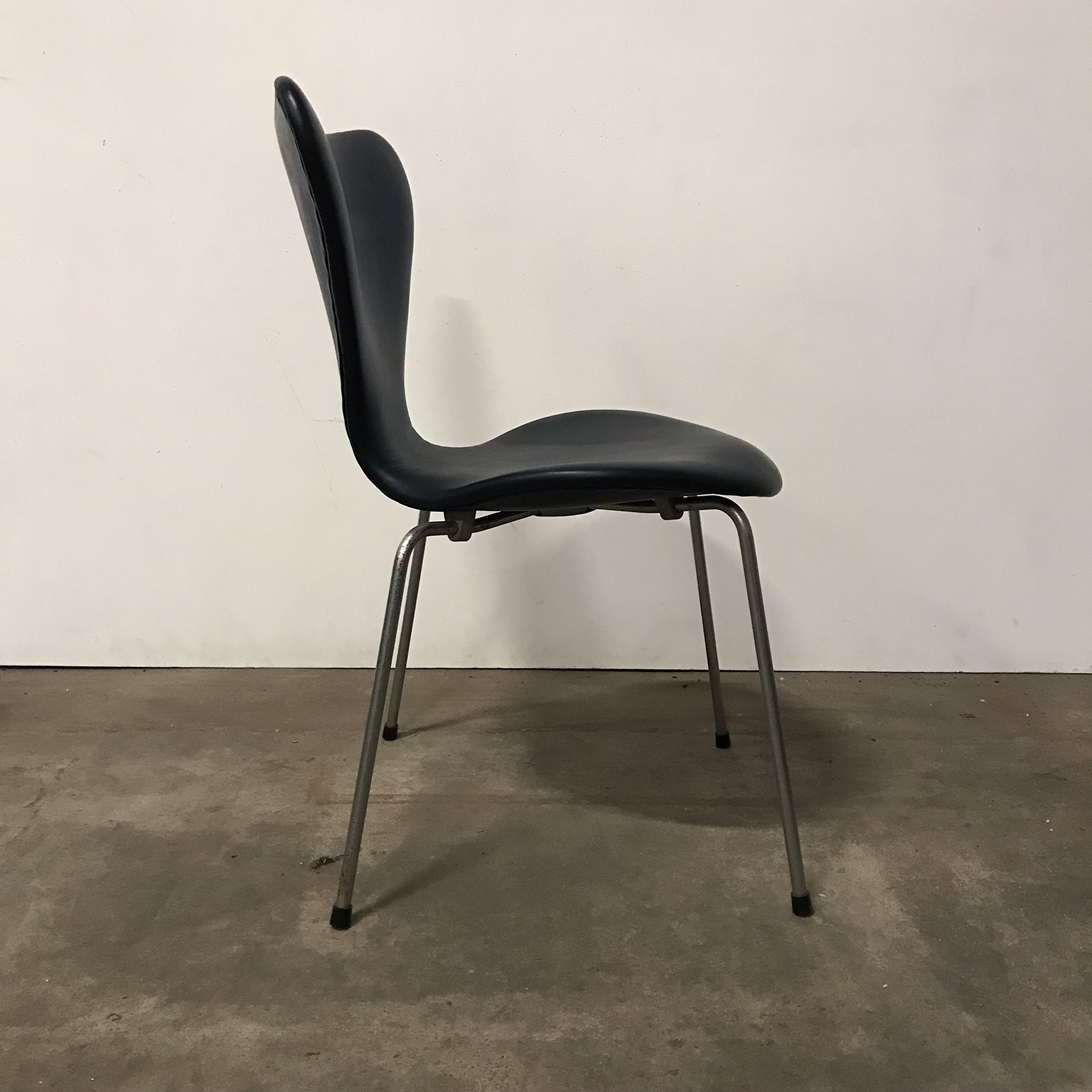 3107 Butterfly Chair, Arne Jacobsen, Fritz Hansen - Image 3
